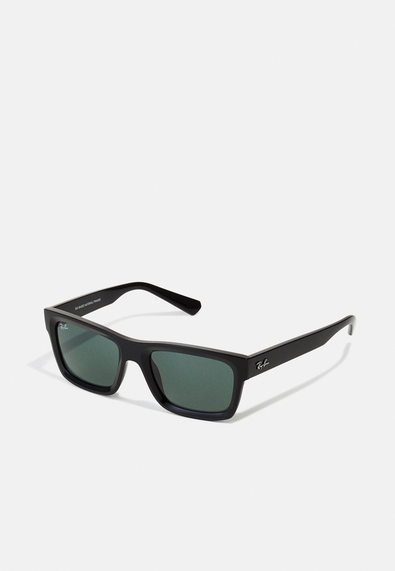 Ochelari de soare dreptunghiulari negri cu lentile verzi, având un finisaj mat, temple drepte și logo-ul Ray-Ban pe lateral.