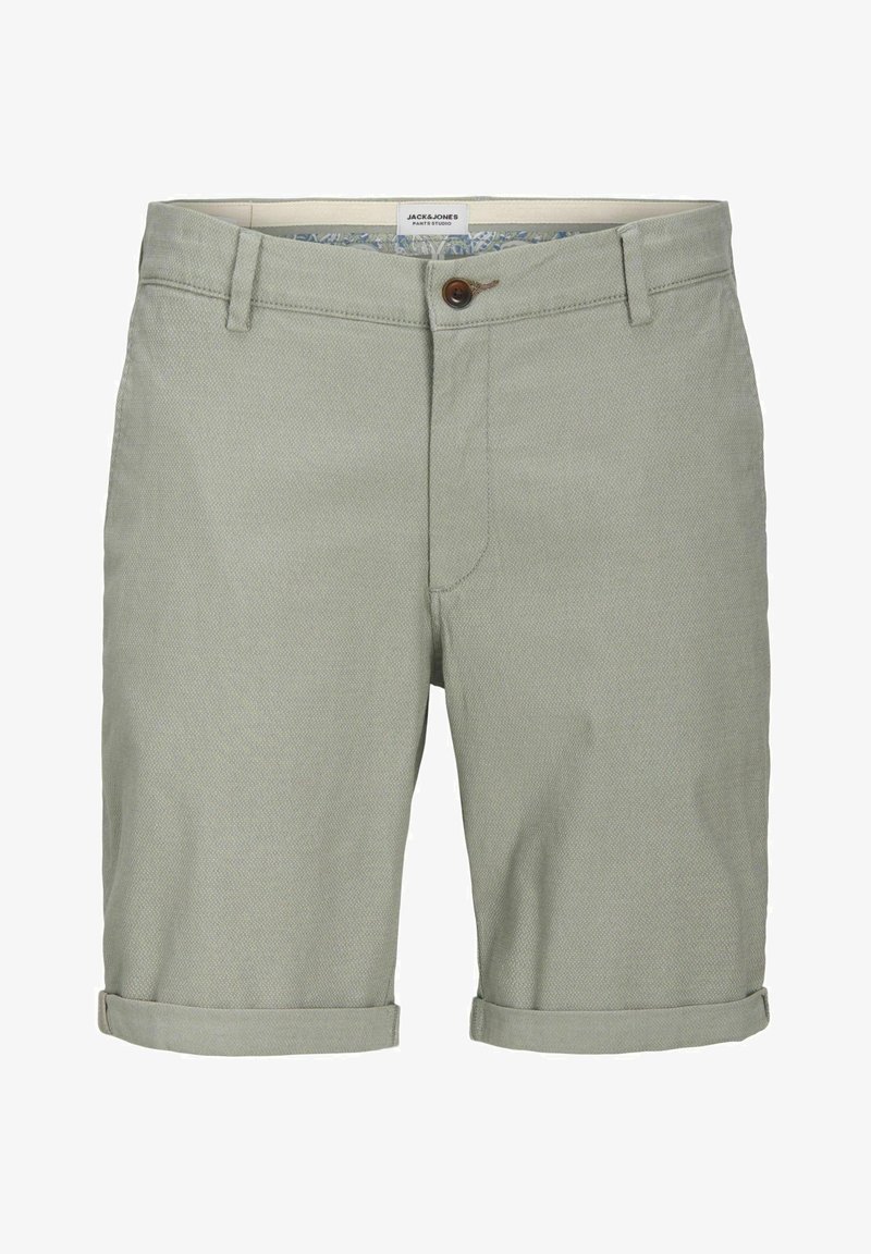 Hellgrüne Shorts aus strukturiertem Stoff mit einem einzelnen braunen Knopfverschluss, seitlichen Taschen und umgeschlagenen Säumen für Details.