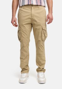 Pantalones cargo color caqui con múltiples bolsillos laterales, hechos de material ligero. Diseñados con pierna recta y un cierre de botón en la cintura.