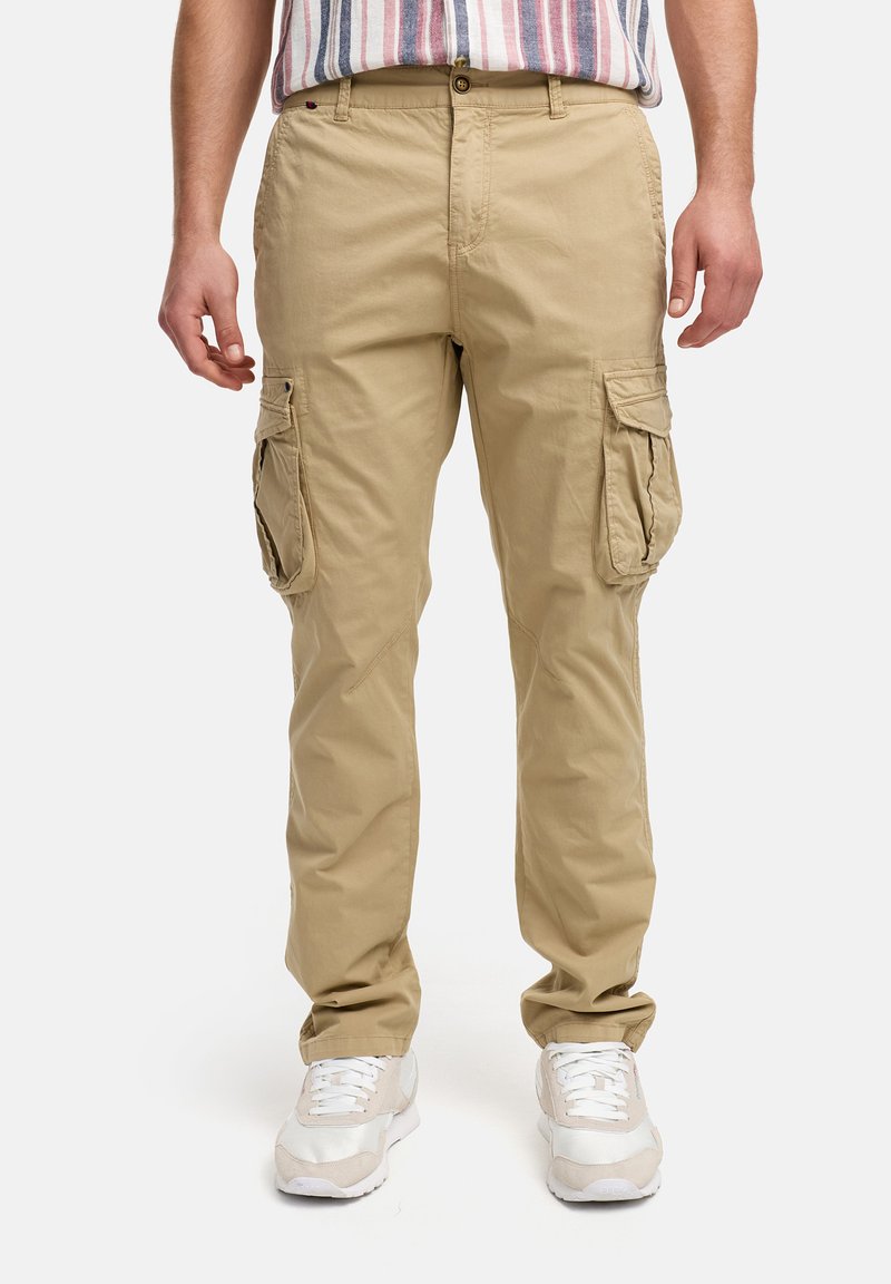 Pantalones cargo color caqui con múltiples bolsillos laterales, hechos de material ligero. Diseñados con pierna recta y un cierre de botón en la cintura.