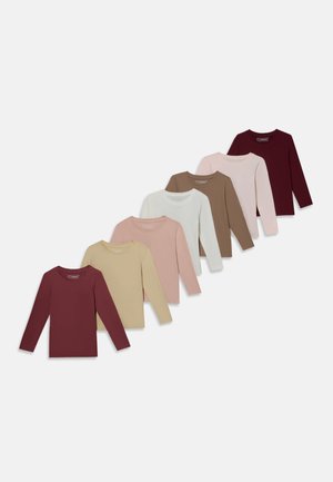 Sept t-shirts manches longues à col rond alignés, couleurs de l'avant vers l'arrière : bordeaux, beige, rose, gris clair, marron, rose clair, bordeaux foncé.