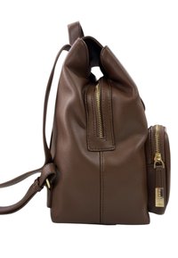 Borsa a mano in pelle marrone con forma arrotondata, finitura testurizzata, dettagli in metallo dorato e tasca laterale con zip.