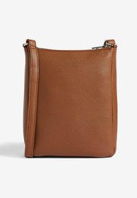 Borsa a tracolla in pelle marrone con texture, dotata di tracolla regolabile e chiusura con zip su sfondo bianco.