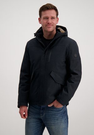 Zwarte geïsoleerde jas met een capuchon, voorzien van een rits aan de voorkant, zijzakken en een gestructureerde stofafwerking. Casual ontwerp geschikt voor koud weer.
