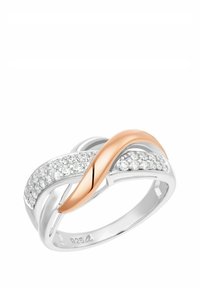 Anello in argento sterling caratterizzato da un design intrecciato con un accento in oro rosa e una fila di pietre zirconia cubiche trasparenti per un tocco di dettaglio in più.