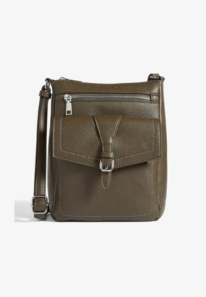 Brun tekstureret læder crossover taske med frontlomme med spænde, toplomme med lynlås og justerbar skulderrem på hvid baggrund.