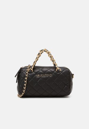 Borsa a tracolla in pelle trapuntata nera con dettagli in catena dorata e chiusura con zip. Presenta un logo sul davanti e una tracolla removibile.