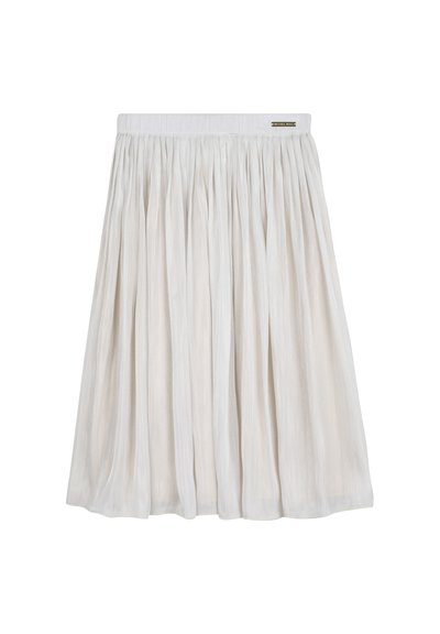 Λευκή πλισέ φούστα με φαρδύ ζωνάκι στη μέση, κατασκευασμένη από ελαφρύ ύφασμα με λεία υφή και διακριτική γυαλάδα.