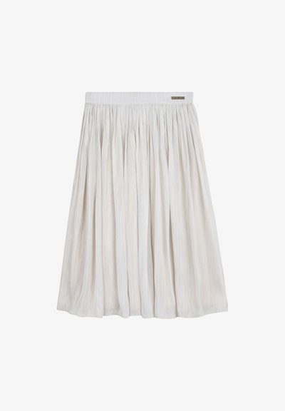 Λευκή πλισέ φούστα με φαρδύ ζωνάκι στη μέση, κατασκευασμένη από ελαφρύ ύφασμα με λεία υφή και διακριτική γυαλάδα.