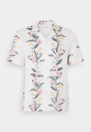 Koszula z krótkim rękawem z lekkiej białej tkaniny, z kwiatowym wzorem w różowe i żółte kwiaty oraz zielone liście, z zapięciem na guziki z przodu.