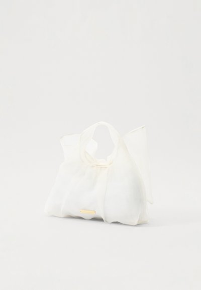 Bijela prozirna torba s mekom, naboranom teksturom i zaobljenim oblikom. Podesivi remen i zlatni detalj na prednjoj strani.