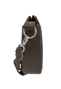 Braune Leder-Crossbody-Tasche mit strukturierter Oberfläche, Reißverschluss und silberner Hardware-Ring. Verstellbarer Schulterriemen für vielseitige Tragemöglichkeiten.