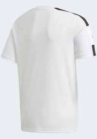 Camiseta blanca de manga corta con detalles negros en los hombros. Fabricada en tejido suave con escote redondo, presenta un diseño sencillo y limpio.