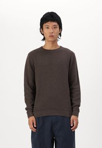 Selected Homme SLHROSS STRUCTURE CREW NECK - Pulover - chocolate torte