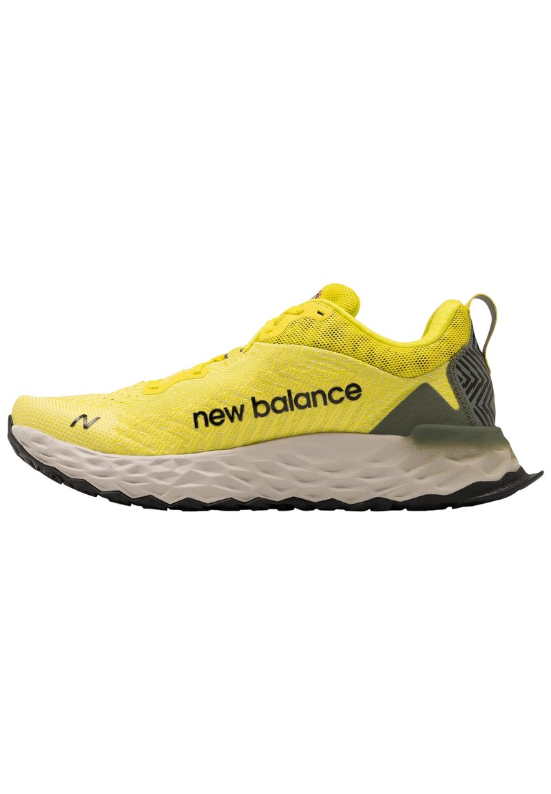 Zapatilla de correr New Balance en malla amarilla neón, con una suela gruesa y texturizada con acentos negros y un talón reforzado para mayor soporte.