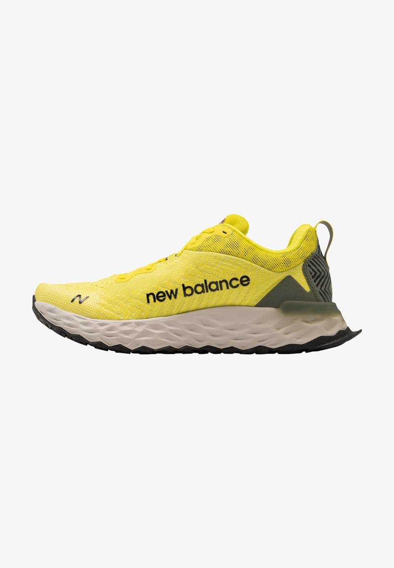 Chaussure de course New Balance en maille jaune néon, dotée d'une semelle épaisse et texturée avec des accents noirs et d'un talon renforcé pour le soutien.