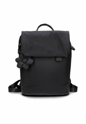 Sac à dos noir avec un rabat pliable, extérieur en tissu, bretelles réglables et ornement en tissu en forme de fleur sur le côté.