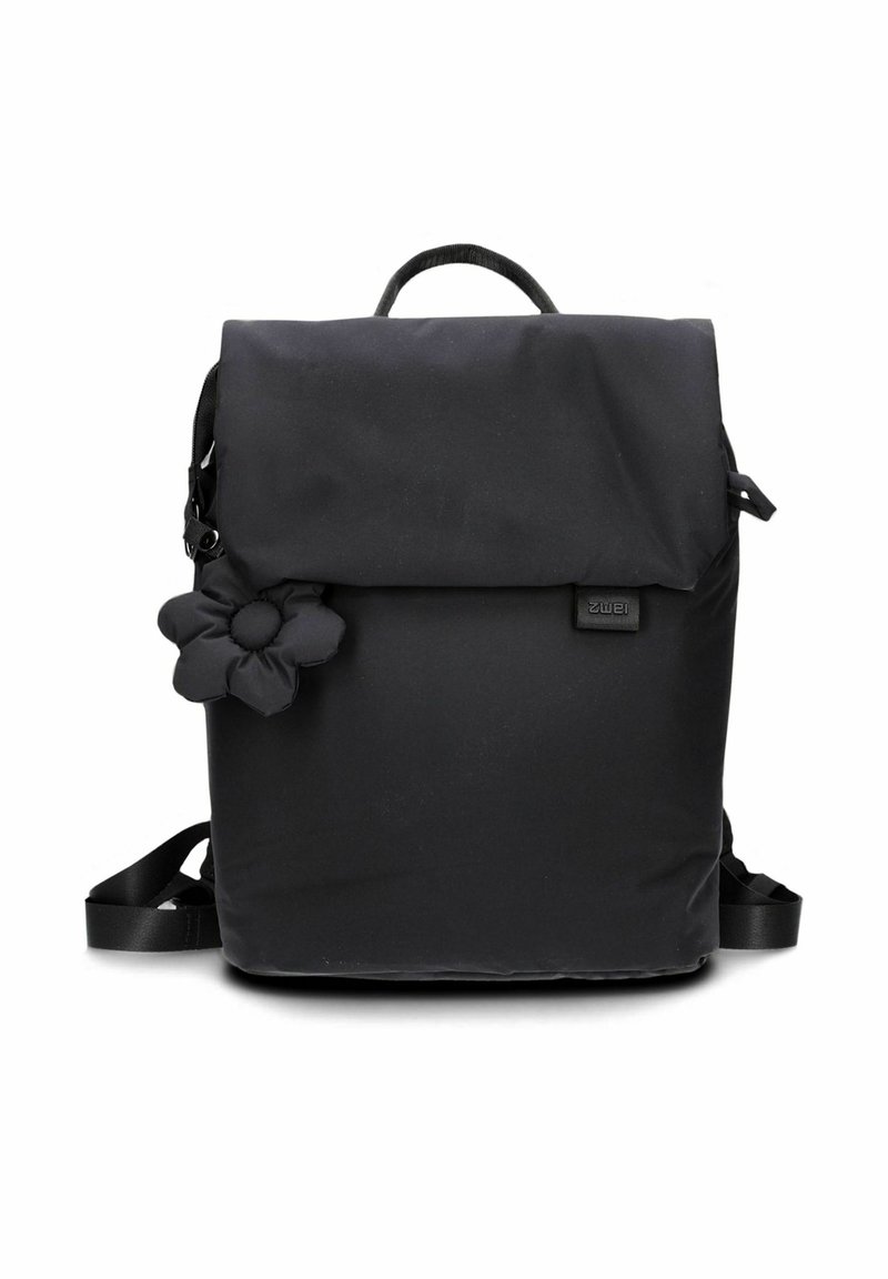 Sac à dos noir avec un rabat pliable, extérieur en tissu, bretelles réglables et ornement en tissu en forme de fleur sur le côté.