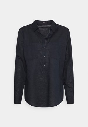 Chemise noire à manches longues avec col, quatre boutons devant et deux poches poitrine, présentée sur un fond clair uni.