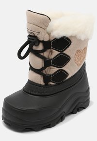 Beige synthetischer Winterstiefel mit Futter aus Kunstfell, schwarzer Gummisohle und Silberherz-Akzent. Verfügt über eine Schnürung vorne mit schwarzen Riemen.