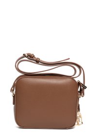Bruine crossbodytas van getextureerd leer met een rechthoekige vorm, gouden accenten en een afneembare riem. Voorzien van een decoratieve hanger.