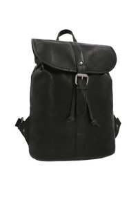 Mochila de cuero negra con tapa plegable, correas de hombro ajustables, herrajes metálicos y cierre de cordón. Detalle de superficie texturizada.