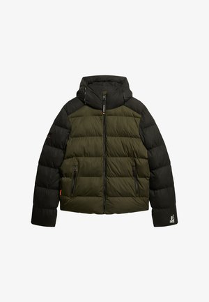 Zielona i czarna kurtka puchowa z kapturem, z zapięciem na zamek, pikowanym wzorem i dwiema kieszeniami bocznymi. Dodatki to szczegóły logo na rękawie.