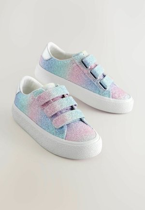 Błyszczące sneakersy w gradientzie pastelowego niebieskiego, różowego i purpurowego, z trzema rzepami i teksturowanymi białymi gumowymi podeszwami.