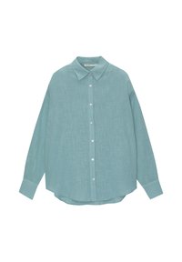 Chemise bleu clair en tissu texturé, avec un col, des manches longues, une fermeture à boutons sur le devant et un ourlet arrondi. Les boutons sont blancs.