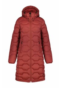 Cappotto lungo imbottito rosso con cappuccio, caratterizzato da un design trapuntato, chiusura con zip e due tasche laterali con zip. Texture liscia e isolamento caldo.