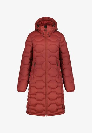 Rød gepolstret lang jakke med hætte, der har et quiltet design, lynlåslukning foran og to lynlåslommer på siderne. Glat tekstur og varm isolering.