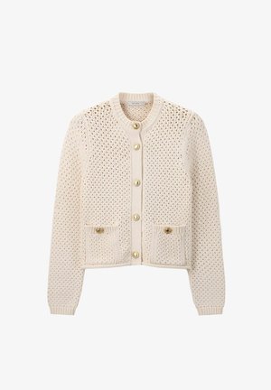 Strickcardigan in hellem Beige mit Rundhalsausschnitt, goldenen Knopfverschlüssen, zwei vorderen Taschen und einem strukturierten, offenen Gewebe-Design.