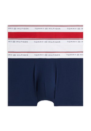 Trzy złożone męskie bokserki w kolorach czerwonym, białym i granatowym z białymi pasami w talii z logo Tommy Hilfiger.