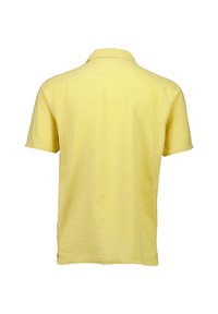 Camicia gialla a maniche corte con colletto vista da dietro, con orlo dritto e spacchi laterali.