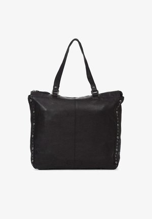 Sac fourre-tout en cuir noir avec des détails cloutés, deux poignées robustes et une poche zippée à l'avant. Surface douce et texturée avec une forme structurée.