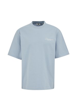 Tricou de culoare albastru deschis, cu mâneci scurte, având inscripția "Downtown Social Club" pe partea stângă a pieptului și decolteu rotund.