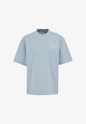 Helehall sinise lühikeste varrukatega T-särk teksti "Downtown Social Club" vasakul rinnal ja ümmarguse kaelusega.