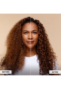 Przemiana fryzury przed i po: po lewej stronie osoba z bujnymi, kręconymi włosami, a po prawej z wygładzonymi, zdefiniowanymi lokami.