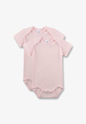 Zwei schlichte, hellrosa Baby-Body-Shirts mit kurzen Ärmeln, Umschlaghals und Druckknöpfen im Schritt, übereinander gestapelt, wobei eines leicht hinter dem anderen liegt.