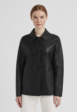 Schwarze Lederjacke mit klassischem Kragen, Frontknöpfen und tailliertem Schnitt, geraden Ärmeln und seitlichen Taschen.