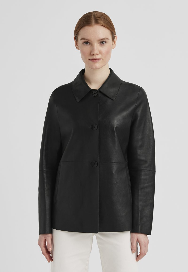 Schwarze Lederjacke mit klassischem Kragen, Frontknöpfen und tailliertem Schnitt, geraden Ärmeln und seitlichen Taschen.