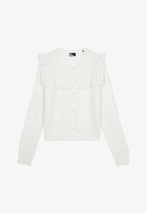 Cardigan blanc en tricot avec des manches longues, un devant boutonné, un empiècement en dentelle et des volants le long de la poitrine et des épaules.