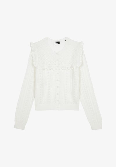 Weiße gestrickte Strickjacke mit langen Ärmeln, Knopfleiste vorne, Spitzenbesatz an der Schulter und Rüschendekor entlang der Brust und Schultern.