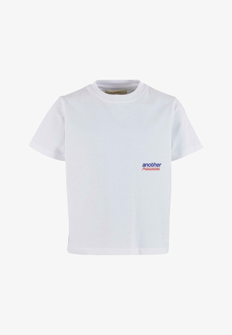 Balta medvilninė marškinė su trumpomis rankovėmis ir apykakle. Yra mažas mėlynas ir raudonas logotipas kairėje krūtinės pusėje. Glotni tekstūra.