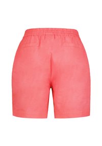 Korallfärgade shorts med elastisk linning, slät yta och två bakfickor. Enkel design med rak passform och inga ytterligare dekorationer.