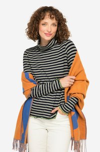 Sweter golf z paskami w granatowym i szarym kolorze, zestawiony z pomarańczowym szalem z niebieskimi akcentami. Białe spodnie i zielone falbany przy rękawach.