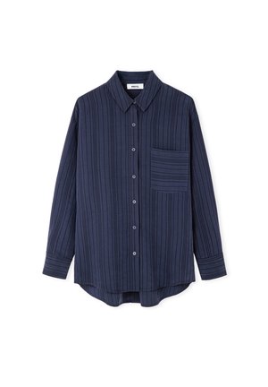 Granatowa koszula na długi rękaw z czarnymi pionowymi paskami i kieszenią na piersi, rozłożona na białym tle.