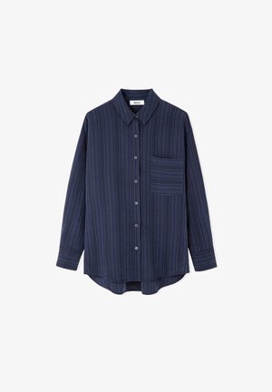 Granatowa koszula na długi rękaw z czarnymi pionowymi paskami i kieszenią na piersi, rozłożona na białym tle.