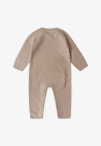 Beiger, gestrickter Baby-Overall mit langen Ärmeln, gerippten Bündchen und rundem Ausschnitt. Glatte Textur und figurbetonte Silhouette.