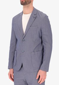 Blazer azzurro chiaro realizzato in tessuto testurizzato. Presenta due tasche frontali, chiusura con un solo bottone e design con rever a punta.